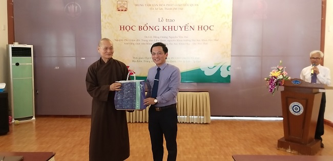 PGS.TS. Hoàng Văn Hiển tặng quà lưu niệm cho Trung tâm văn hóa Phật Giáo Liễu Quán Huế