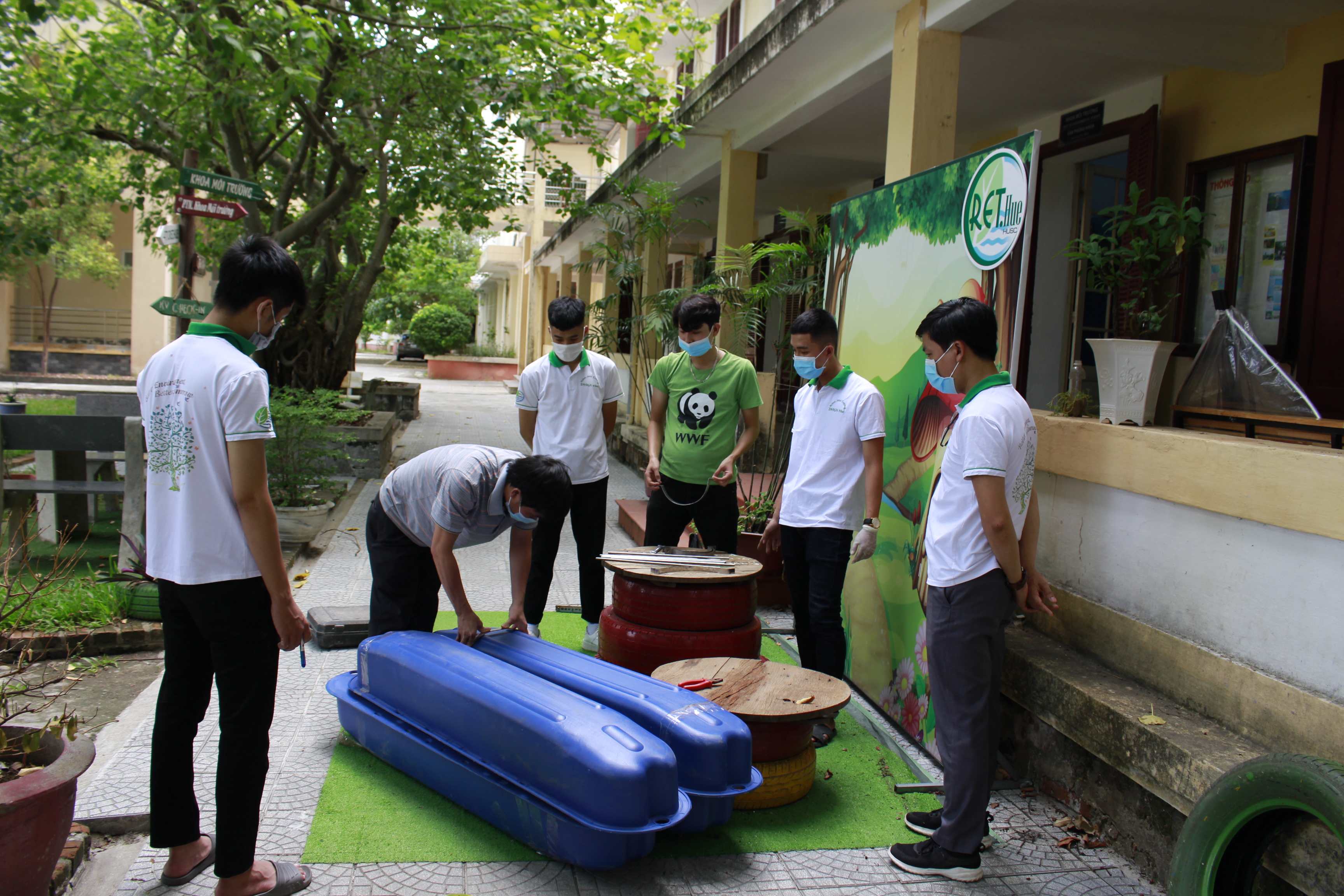 Chuẩn bị dụng cụ để thu mẫu